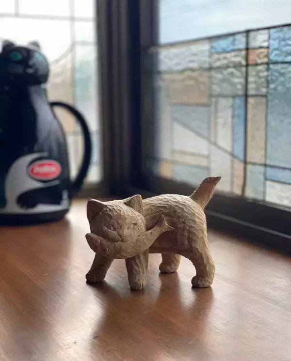 「「強い意志を感じる」「魚は絶対に渡さない…！」　『あるもの』そっくりに彫られた猫が話題に」の画像