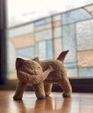 「「強い意志を感じる」「魚は絶対に渡さない…！」　『あるもの』そっくりに彫られた猫が話題に」の画像3