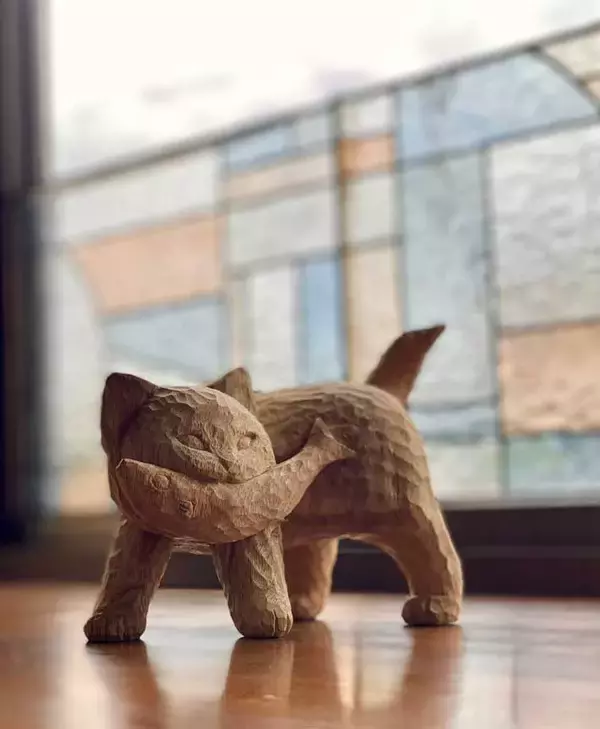 「「強い意志を感じる」「魚は絶対に渡さない…！」　『あるもの』そっくりに彫られた猫が話題に」の画像