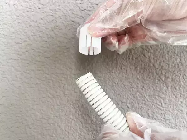 「【ゴキブリ対策】ダイソーの防虫キャップをつけてみたら…　『ポコポコ音』も解消して一石二鳥！」の画像