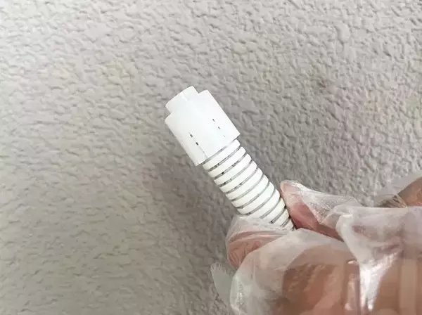 「【ゴキブリ対策】ダイソーの防虫キャップをつけてみたら…　『ポコポコ音』も解消して一石二鳥！」の画像