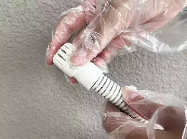 「【ゴキブリ対策】ダイソーの防虫キャップをつけてみたら…　『ポコポコ音』も解消して一石二鳥！」の画像