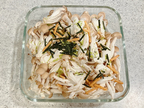 しめじ2袋を使って？　味つけは『お茶づけ海苔』だけの“ズボラ飯”レシピ