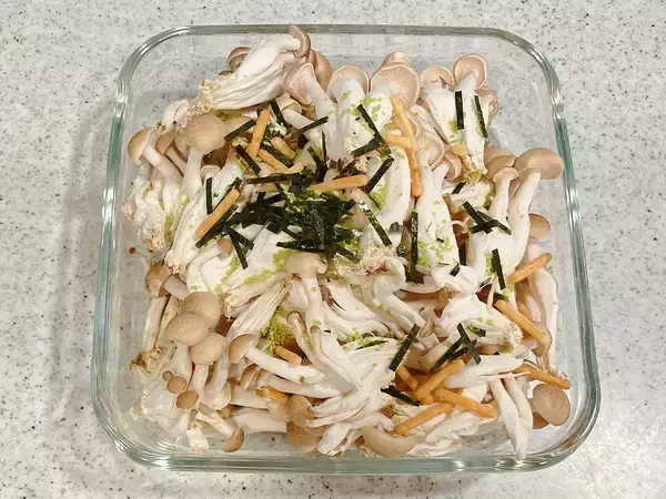 しめじ2袋を使って？　味つけは『お茶づけ海苔』だけの“ズボラ飯”レシピ