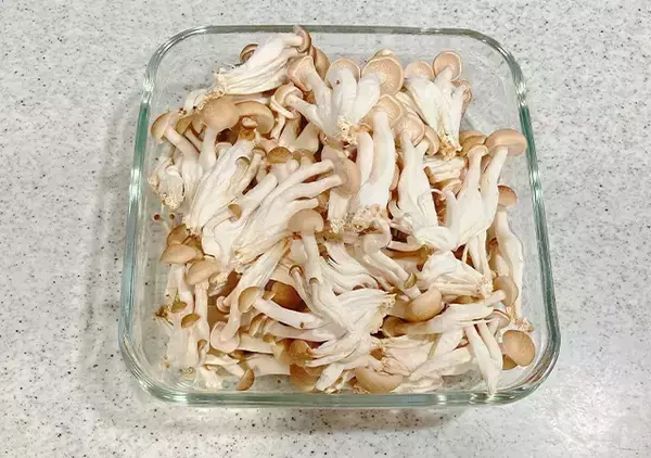 「しめじ2袋を使って？　味つけは『お茶づけ海苔』だけの“ズボラ飯”レシピ」の画像