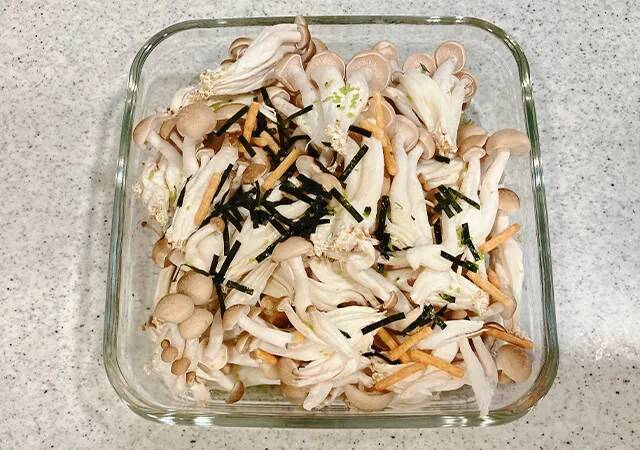 しめじ2袋を使って？　味つけは『お茶づけ海苔』だけの“ズボラ飯”レシピ