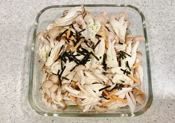 「しめじ2袋を使って？　味つけは『お茶づけ海苔』だけの“ズボラ飯”レシピ」の画像