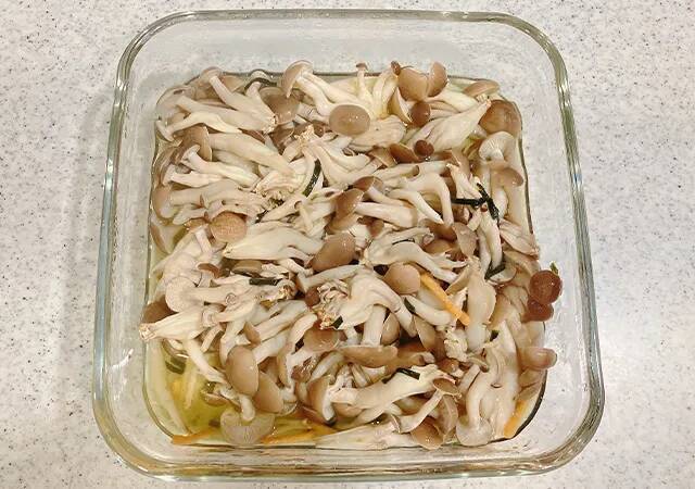 しめじ2袋を使って？　味つけは『お茶づけ海苔』だけの“ズボラ飯”レシピ