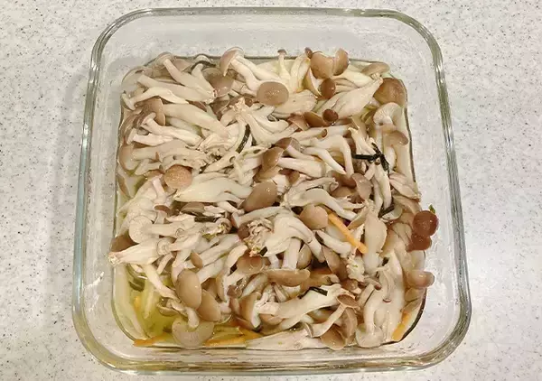 「しめじ2袋を使って？　味つけは『お茶づけ海苔』だけの“ズボラ飯”レシピ」の画像