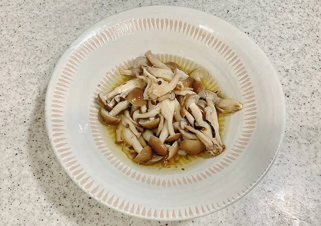 しめじ2袋を使って？　味つけは『お茶づけ海苔』だけの“ズボラ飯”レシピ