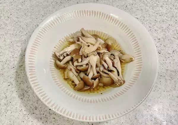 「しめじ2袋を使って？　味つけは『お茶づけ海苔』だけの“ズボラ飯”レシピ」の画像