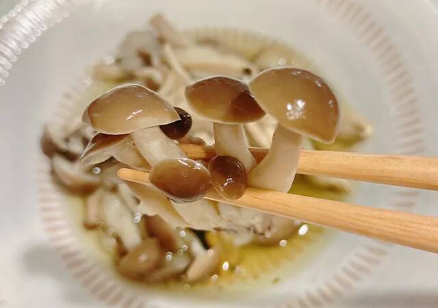 しめじ2袋を使って？　味つけは『お茶づけ海苔』だけの“ズボラ飯”レシピ