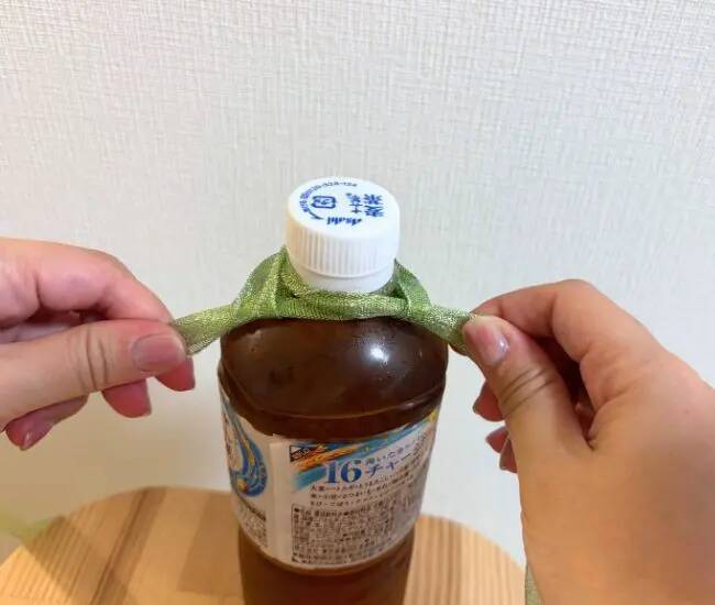 外出中に両手が空いて便利！　ペットボトルにリボンを『こう』巻きつけるだけで？