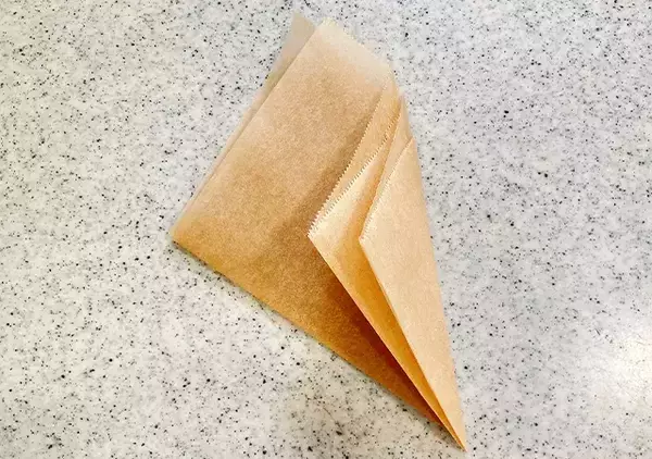 「クッキングシートを4つ折りにして？　　まさかの使い道に「目からウロコ」」の画像