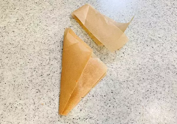 「クッキングシートを4つ折りにして？　　まさかの使い道に「目からウロコ」」の画像