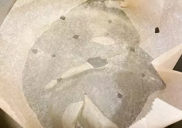 「クッキングシートを4つ折りにして？　　まさかの使い道に「目からウロコ」」の画像