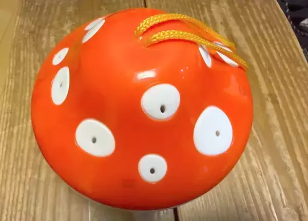 「ダイソーで買った『キノコ型のケース』　子供も喜ぶ使い道に「家中に置きたい！」」の画像