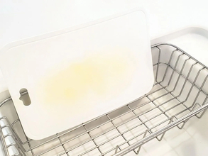 100均の『食器ラック』を壁面に設置　まな板が浮く収納ワザが大正解！【活用法4選】