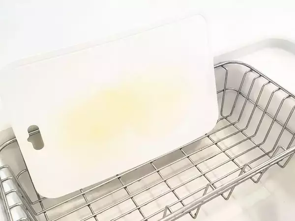 100均の『食器ラック』を壁面に設置　まな板が浮く収納ワザが大正解！【活用法4選】