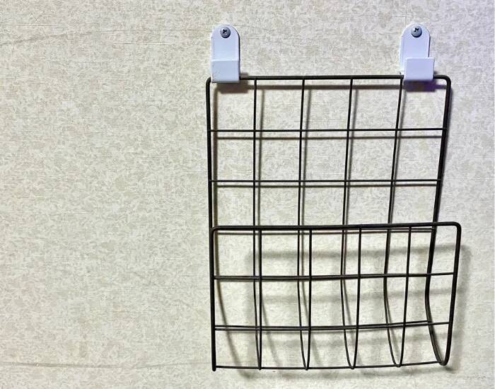 100均の『食器ラック』を壁面に設置　まな板が浮く収納ワザが大正解！【活用法4選】