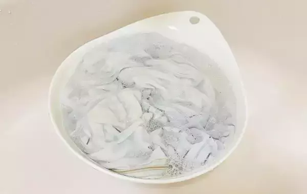 「白い服の黄ばみを防ぐには？　プロ直伝『なじませ洗い』の手順がこちら」の画像