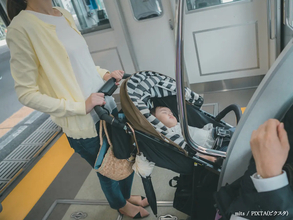 電車で子供が泣いたらどうする？　保育士が教える『周囲の人の声かけ方法』