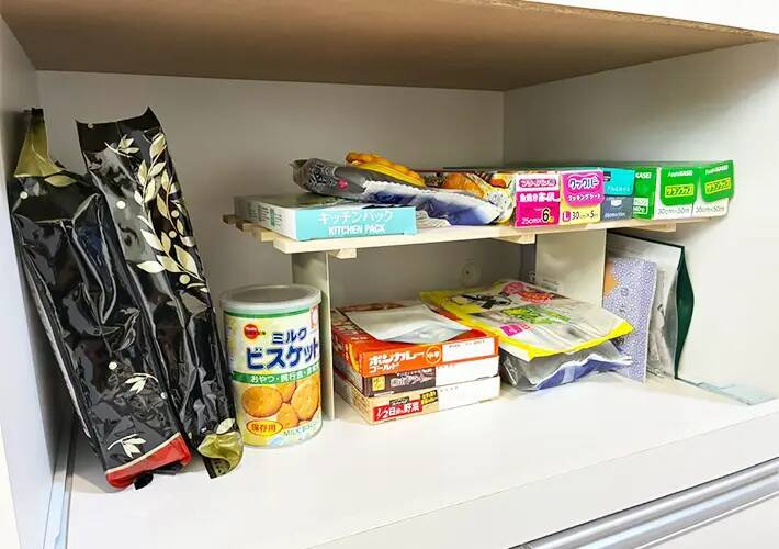 玄関に『すのこをくっ付けたブックエンド』を設置すると？　3分でできる工具不要の簡単DIYがこちら！