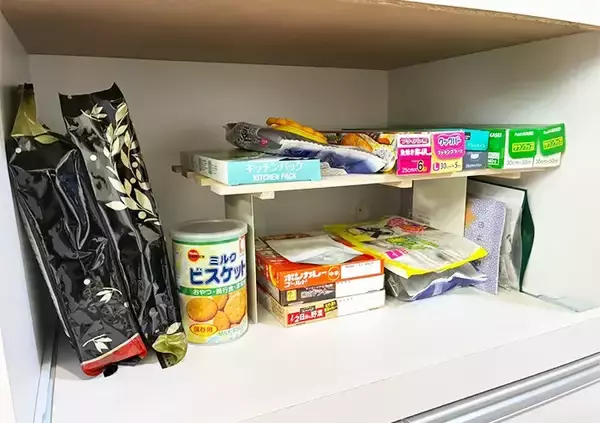 「玄関に『すのこをくっ付けたブックエンド』を設置すると？　3分でできる工具不要の簡単DIYがこちら！」の画像
