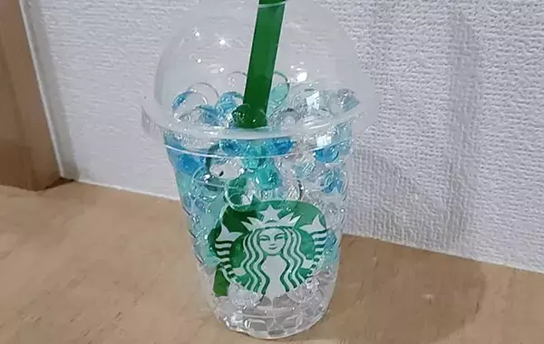 「飲み終えたスタバカップ、捨てないで！　すぐできる再利用テクに「家中に置きたい」「気分も上がる」」の画像