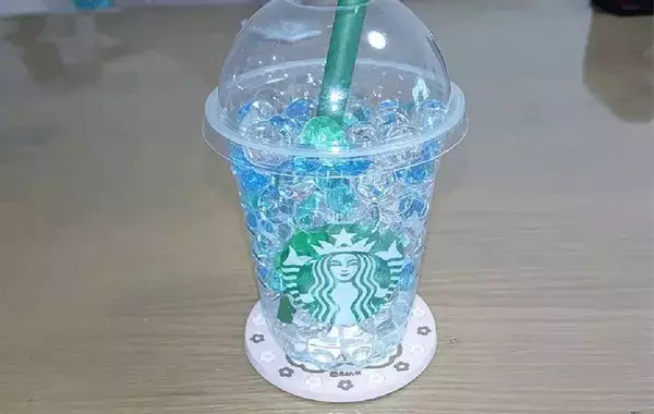 「飲み終えたスタバカップ、捨てないで！　すぐできる再利用テクに「家中に置きたい」「気分も上がる」」の画像