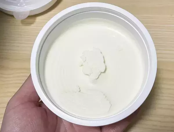 「いつものトーストに塗るだけ！　真っ白なクリームが「カリカリ食感」「チーズケーキの味！」」の画像