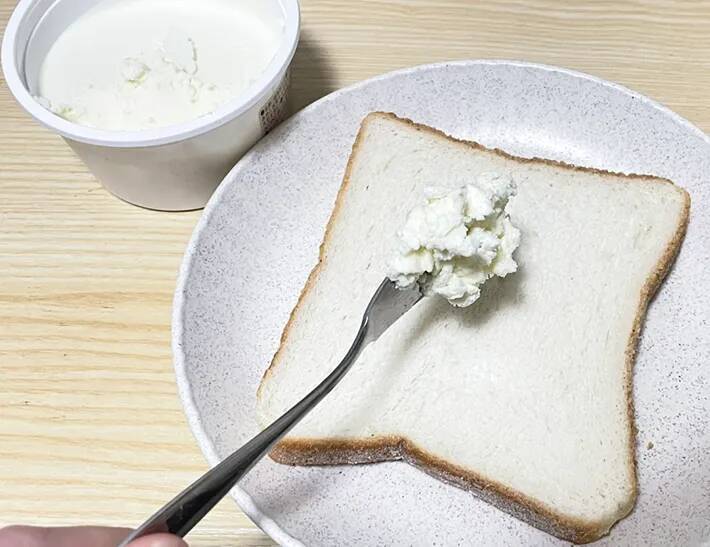 いつものトーストに塗るだけ！　真っ白なクリームが「カリカリ食感」「チーズケーキの味！」