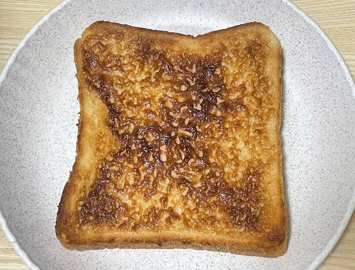 いつものトーストに塗るだけ！　真っ白なクリームが「カリカリ食感」「チーズケーキの味！」
