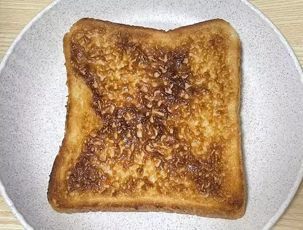 「いつものトーストに塗るだけ！　真っ白なクリームが「カリカリ食感」「チーズケーキの味！」」の画像