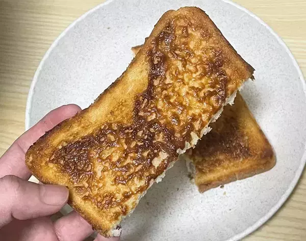 「いつものトーストに塗るだけ！　真っ白なクリームが「カリカリ食感」「チーズケーキの味！」」の画像