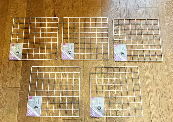 「5枚のワイヤーネットを『十字型』に並べると…　爆誕した「移動式家具」が超実用的だった！」の画像