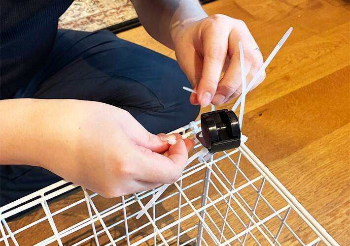 5枚のワイヤーネットを『十字型』に並べると…　爆誕した「移動式家具」が超実用的だった！