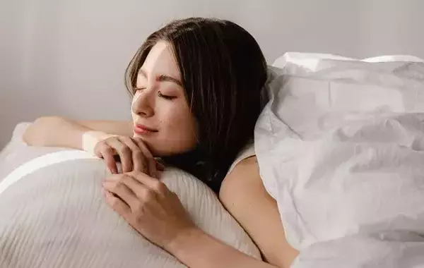 「夏場の枕カバー、週に何回くらい洗うのがいい？　洗濯研究家の答えは…」の画像