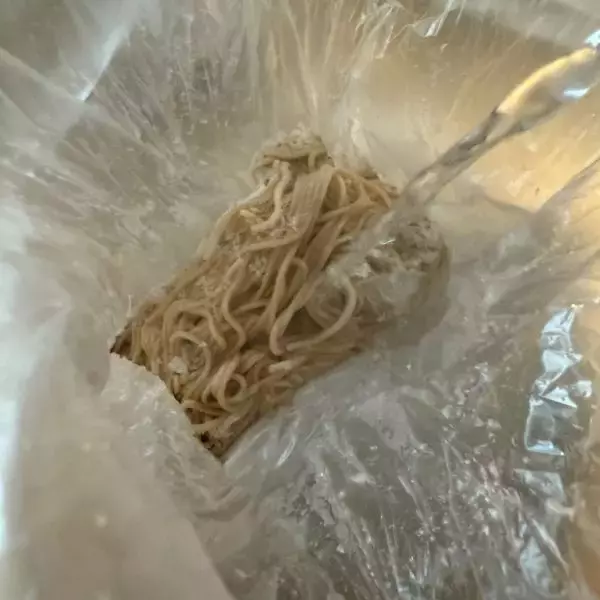 「安いそばが『専門店の食感』に　裏技に「まさかコレで？」「感動レベル」」の画像