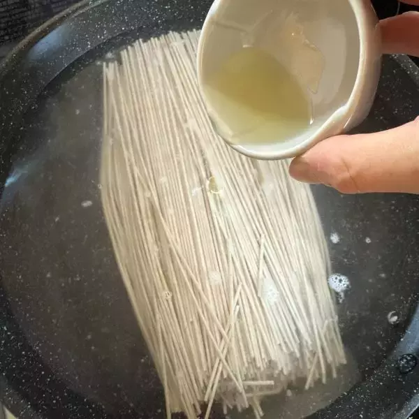 「安いそばが『専門店の食感』に　裏技に「まさかコレで？」「感動レベル」」の画像