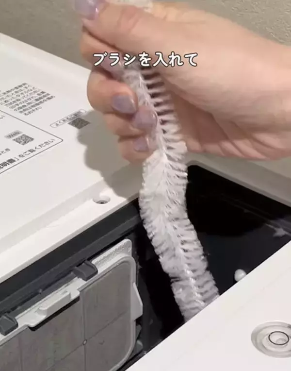 「ブラシを差し込むと…　洗濯機の奥から『大量のホコリ』に「ぎゃー！」「まさかの量」」の画像