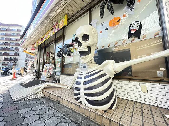コンビニ店長「楽しい雰囲気にしたくて…」　ユニークすぎるハロウィン演出に「笑った」