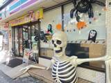 「コンビニ店長「楽しい雰囲気にしたくて…」　ユニークすぎるハロウィン演出に「笑った」」の画像3
