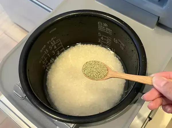 「炊飯前に『大さじ1杯』入れてみて！　具材いらずの“味しみおにぎり”の作り方」の画像