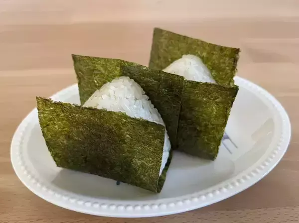 「炊飯前に『大さじ1杯』入れてみて！　具材いらずの“味しみおにぎり”の作り方」の画像