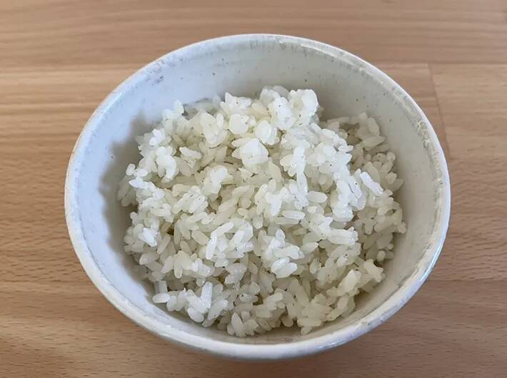 炊飯前に『大さじ1杯』入れてみて！　具材いらずの“味しみおにぎり”の作り方