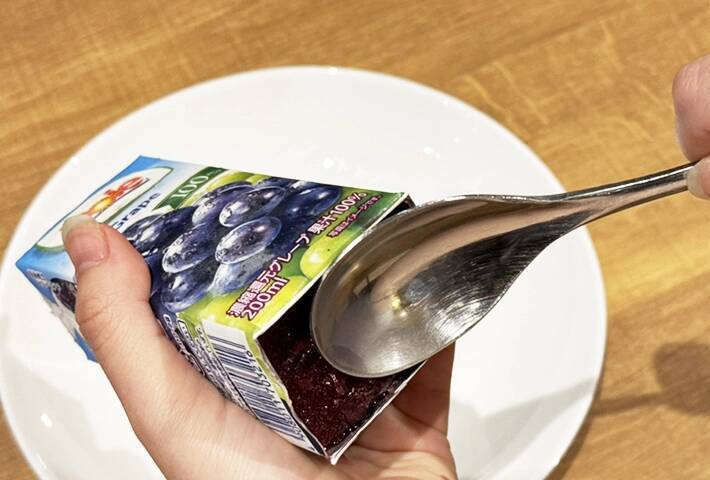 子供「アイス作って！」　紙パックジュースに棒を挿して冷凍庫に入れた結果…