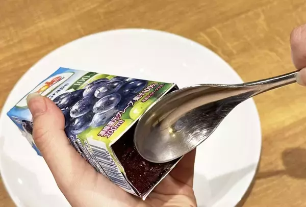 「子供「アイス作って！」　紙パックジュースに棒を挿して冷凍庫に入れた結果…」の画像