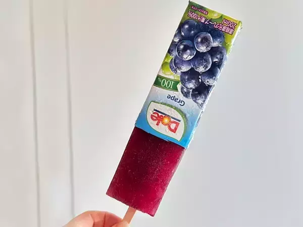 「子供「アイス作って！」　紙パックジュースに棒を挿して冷凍庫に入れた結果…」の画像