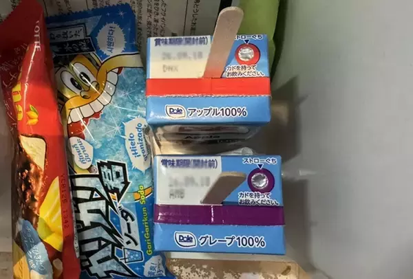 「子供「アイス作って！」　紙パックジュースに棒を挿して冷凍庫に入れた結果…」の画像